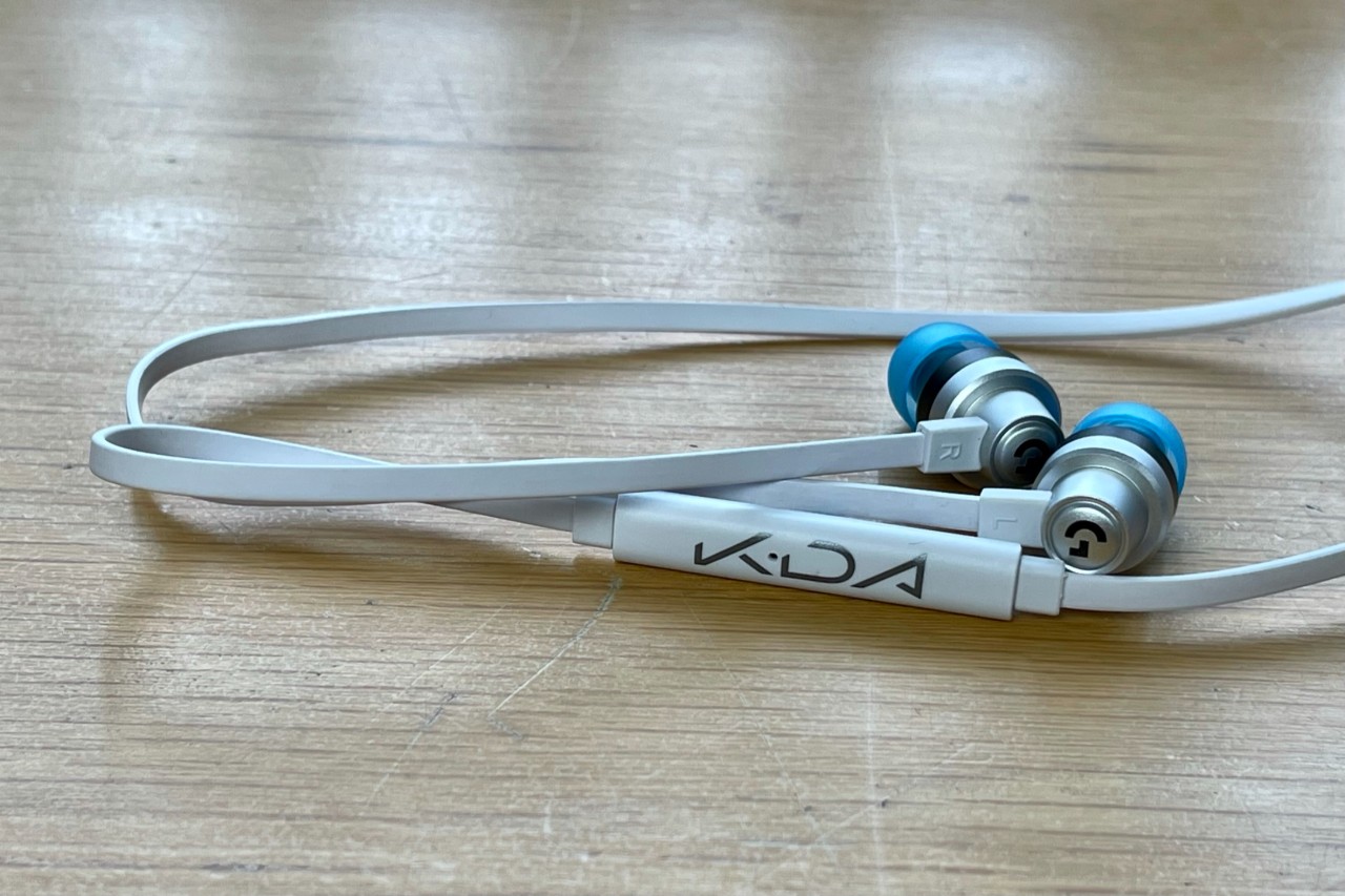 Tai nghe G333 earbud nhìn khá quen thuộc nếu bạn là fan của VR. Chúng được thiết kế dựa trên G333 VR eadbuds chỉ có trong Oculus Quest 2. Phiên bản K/DA hơi khác biệt chút so với G333 VR, chủ yếu là màu sắc ở các nút điều khiển của tai nghe. Chúng được thiết kế màu sắc của nhóm nhạc K/DA Ngoài phần thiết kế ra, chất lượng âm thanh của K/DA G333 xuất sắc ở mức giá bình dân. Nếu không thể sắm cho mình được tai nghe K/DA G733 trong bộ sưu tập này thì K/DA G333 sẽ là lựa chọn thay thế vừa túi tiền rất hợp lý cho bạn.