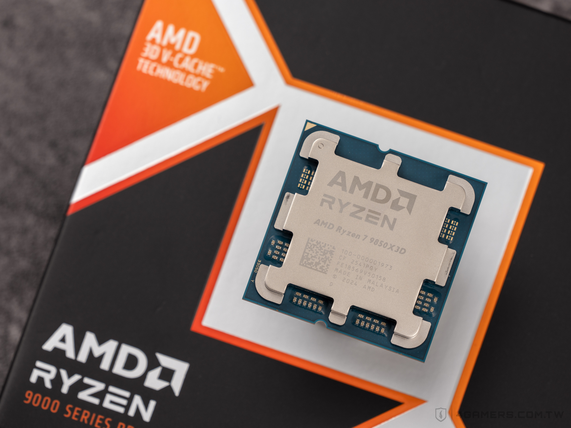 AMD Ryzen 7 9850X3D 
