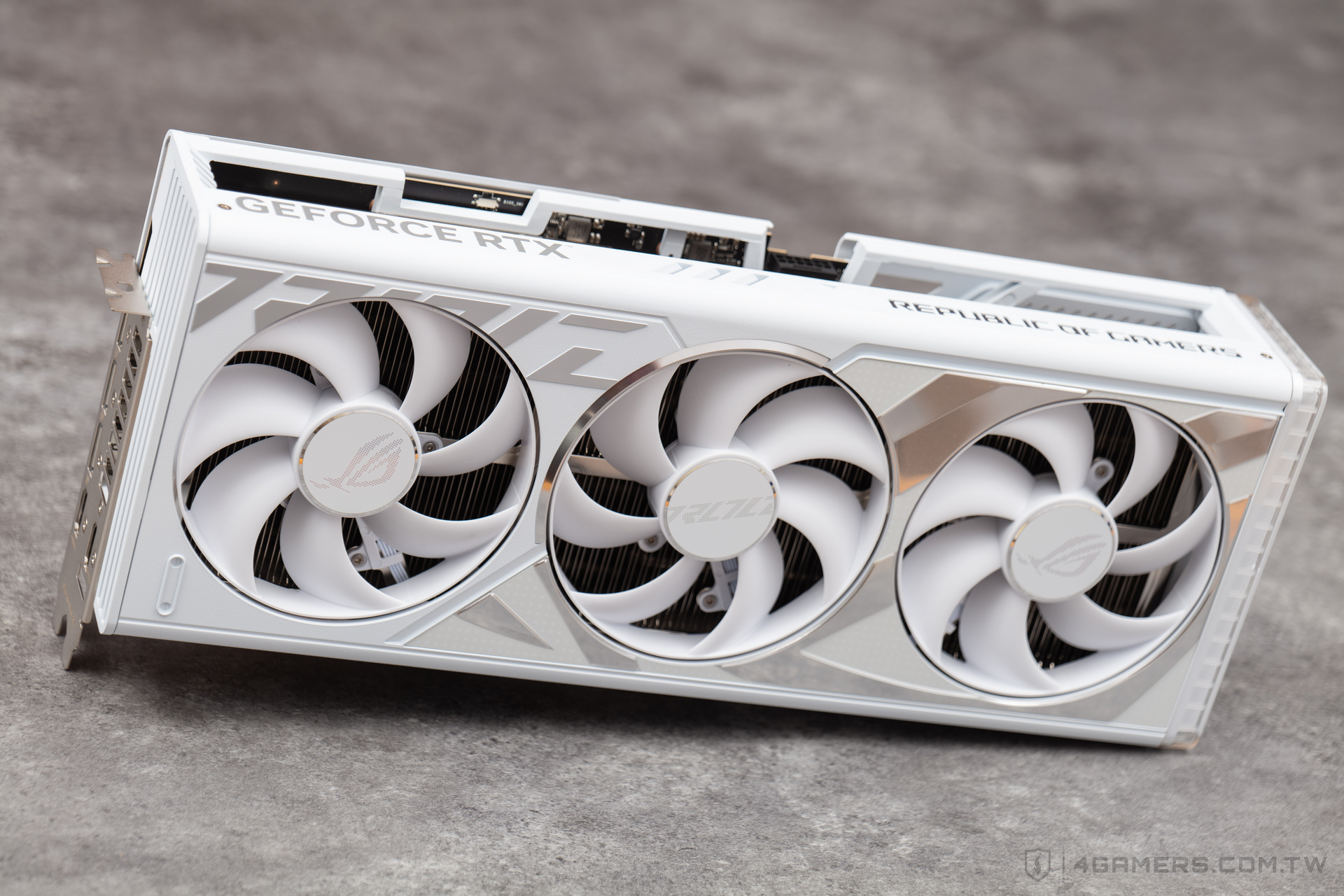 ASUS ROG Strix GeForce RTX 4080 White 潮競白