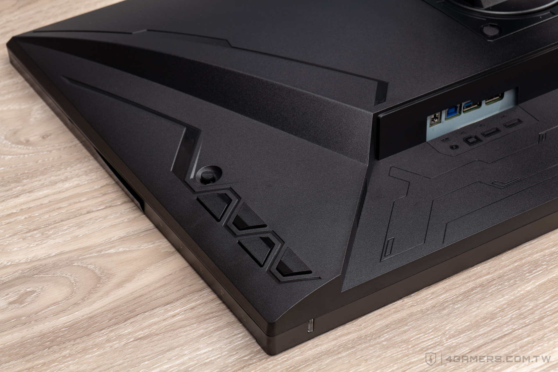 華碩TUF Gaming VG28UQL1A電競螢幕評測：適合小桌面的4K/144Hz HDMI