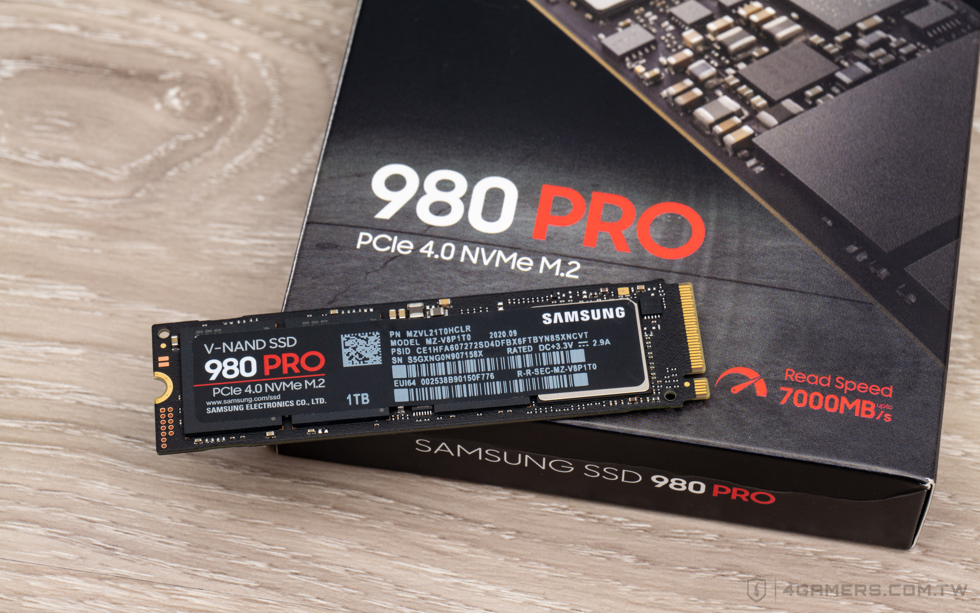 Samsung 三星 980 PRO PCIe 4.0 NVMe M.2 SSD 1TB