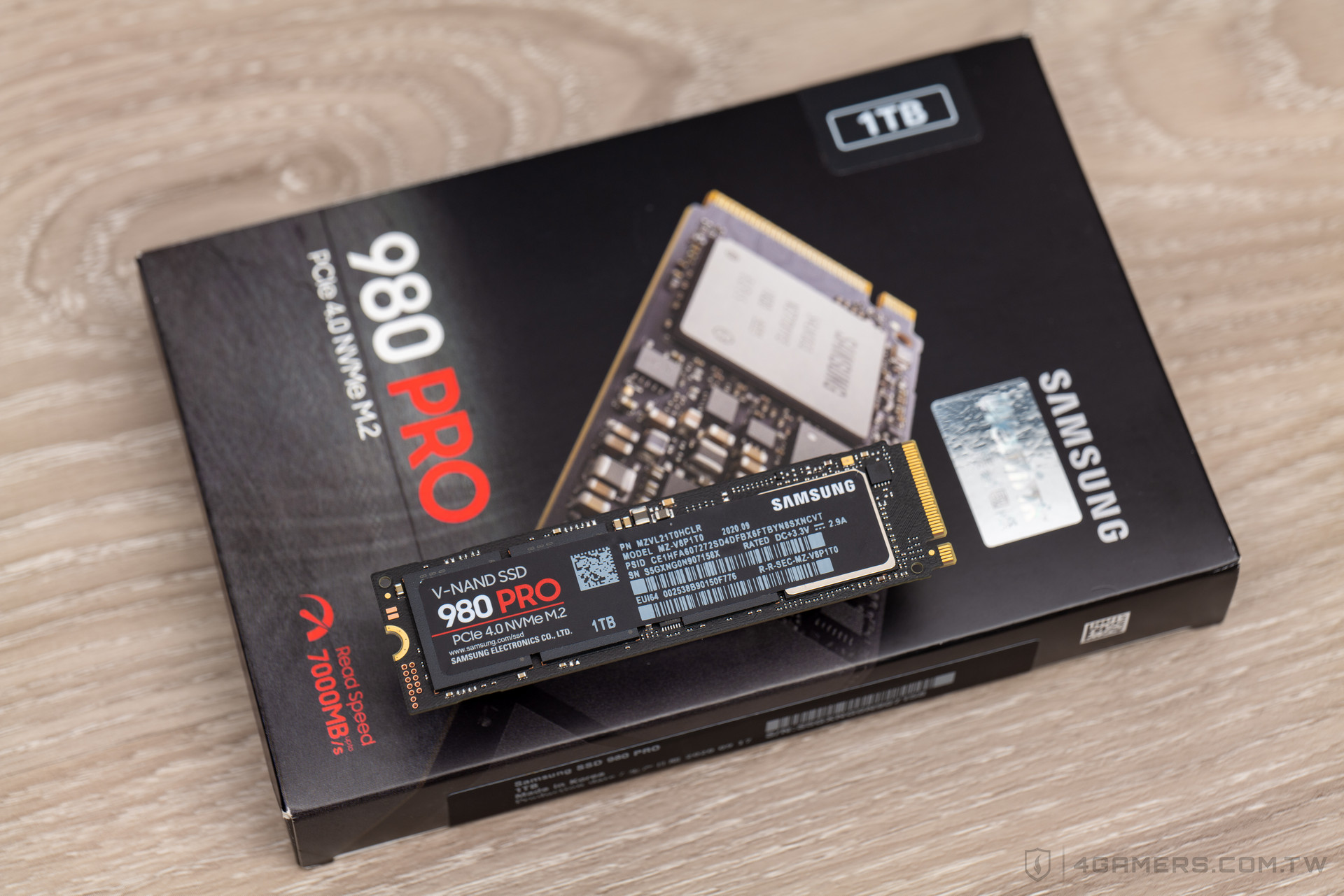 Samsung 三星 980 PRO PCIe 4.0 NVMe M.2 SSD 1TB