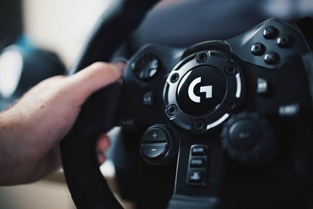 【圖二】Logitech G賽車駕駛套裝G923方向盤及踏板搭載全新TRUEFORCE™技術，帶給玩家高度擬真的賽車體驗_大