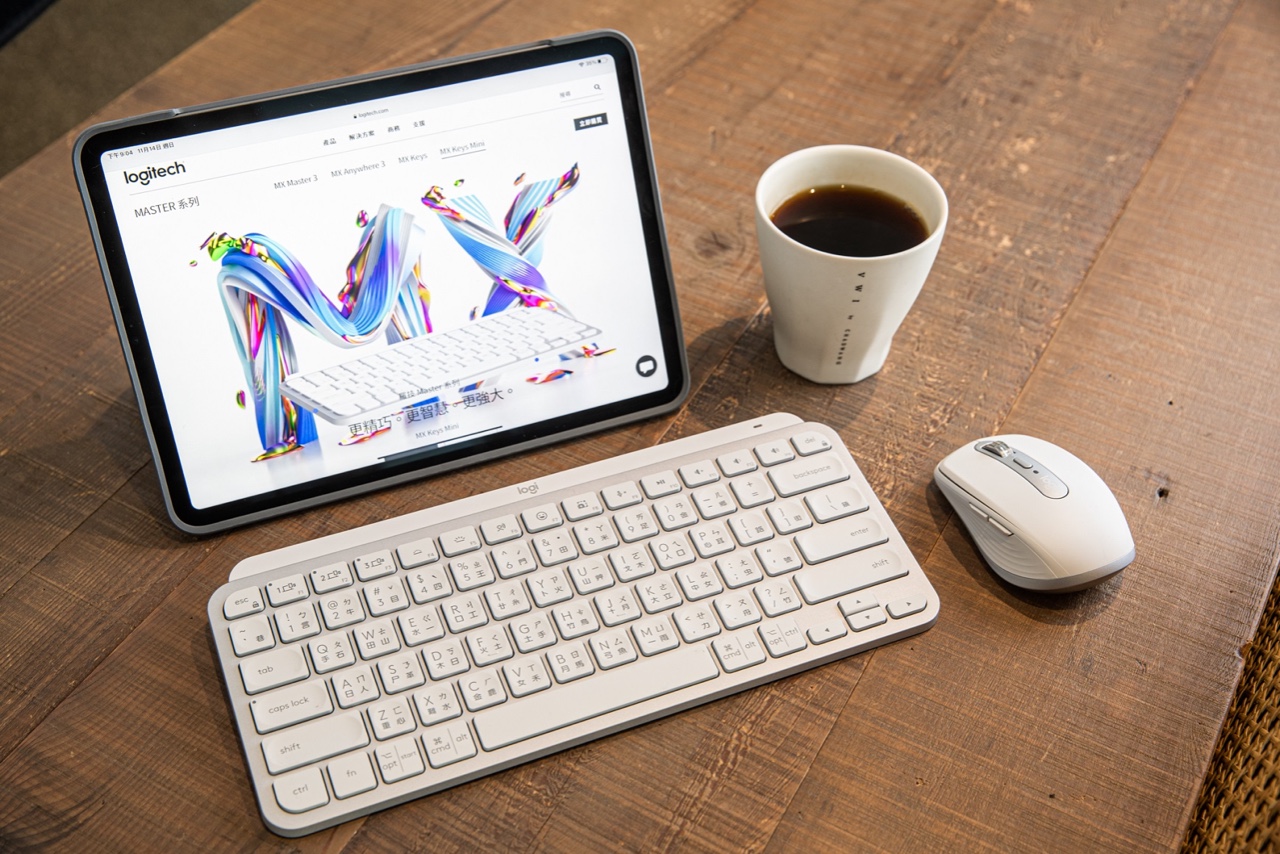 圖說04：MX商務鍵鼠系列MX Keys Mini輕巧時尚鍵盤，方便攜帶，即使到咖啡廳也可以輕鬆高效辦公