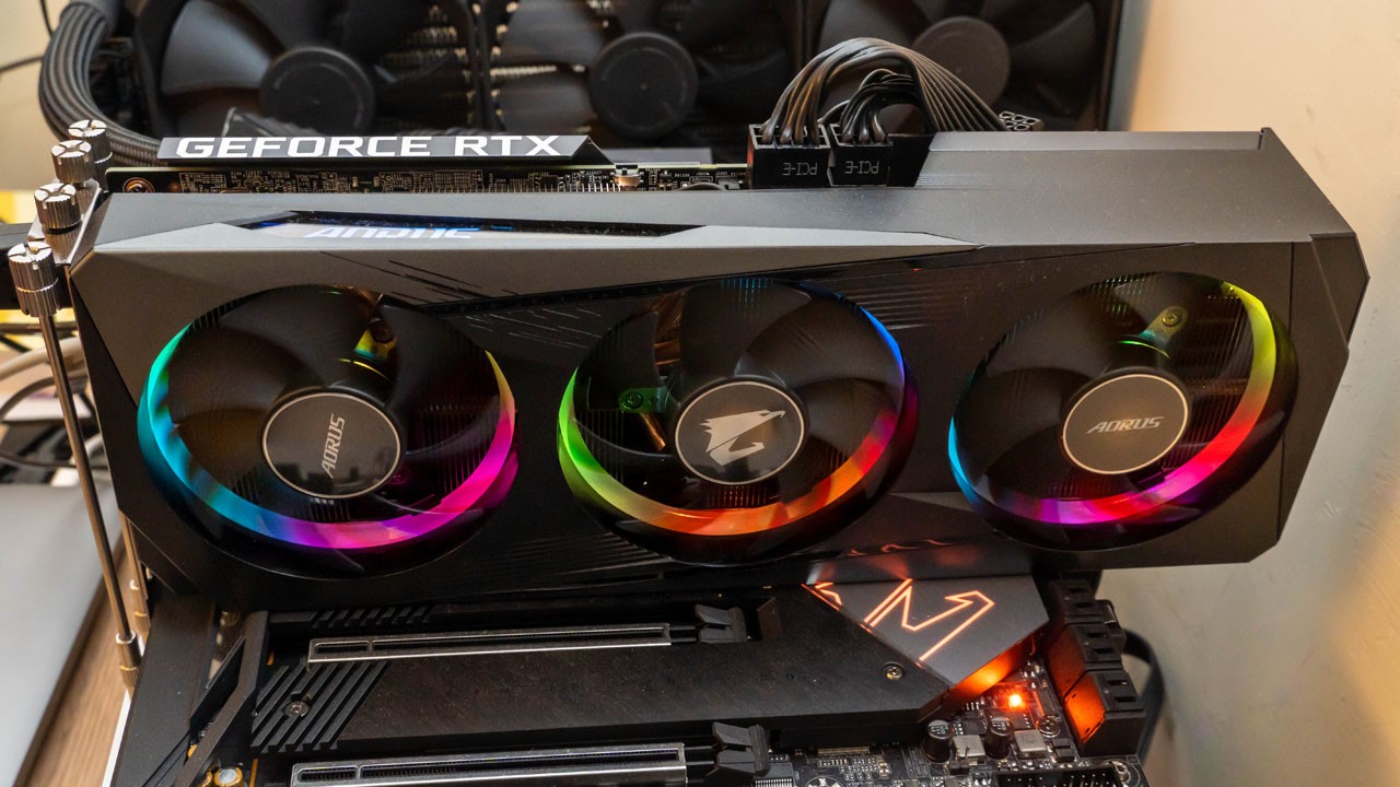 AORUS GeForce RTX 3060 ELITE 12G動手玩，風之力三風扇壓制，極佳控溫