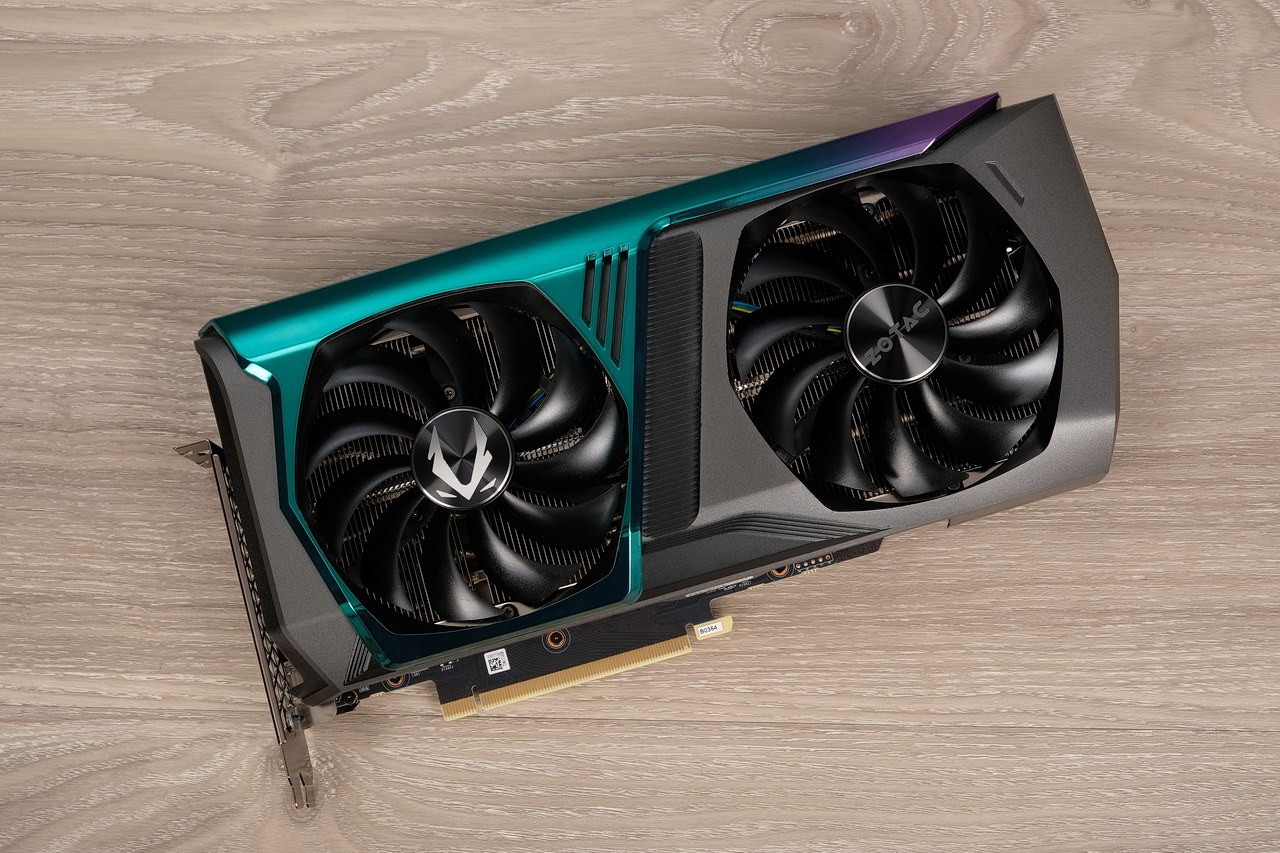 ZOTAC GAMING GeForce RTX 3070 AMP Holo 動手玩，全息極光、幻彩炫目