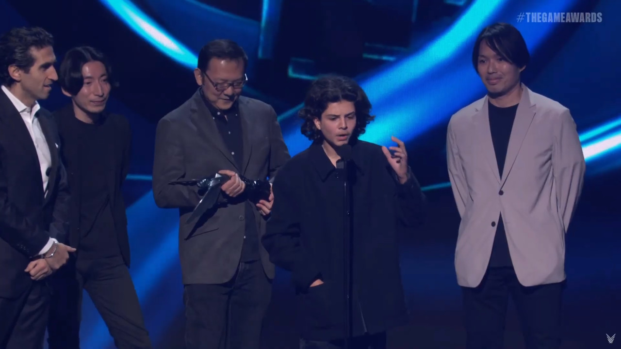 Final episode of The Game Awards: Younger brother storms onto stage to voice his views, and was subsequently arrested |  4Gamers