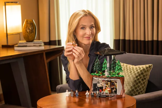 Gillian-Anderson-with-LEGO-Ideas-X-Files-Set_3