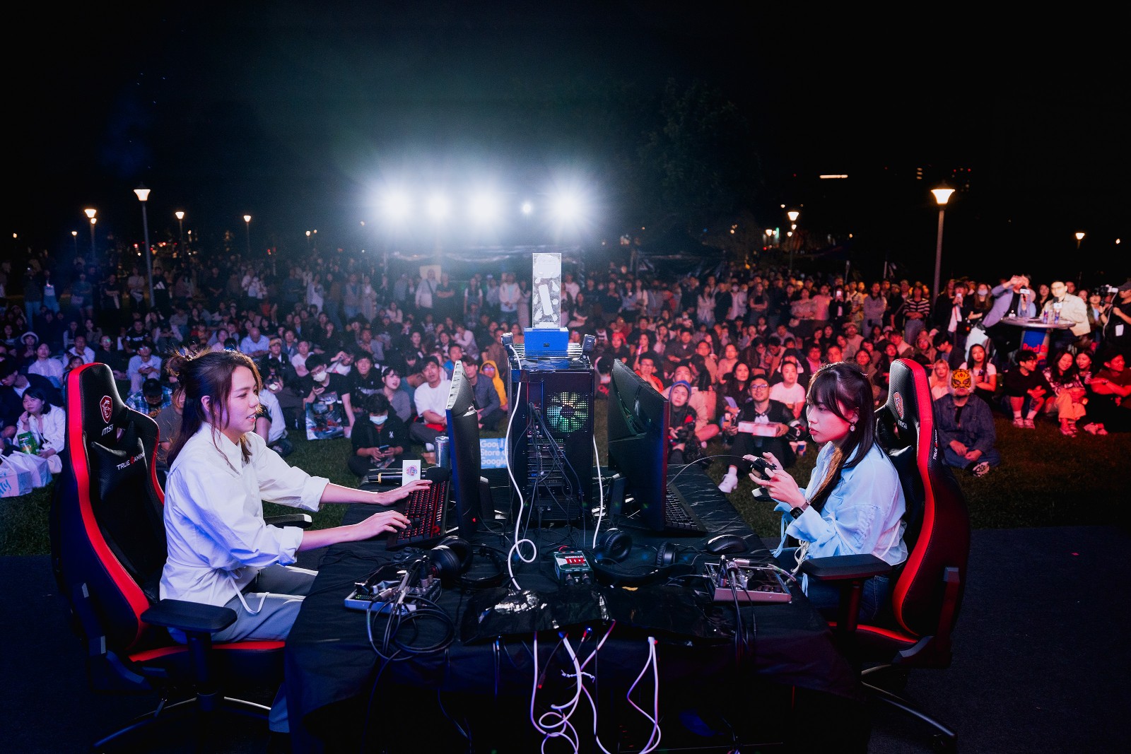 圖6_YouTube影片創作者 Ariel 也現身體驗,她對選手的表現驚呼:「這根本不是人可以操控的速度吧!」。(Red Bull提供)