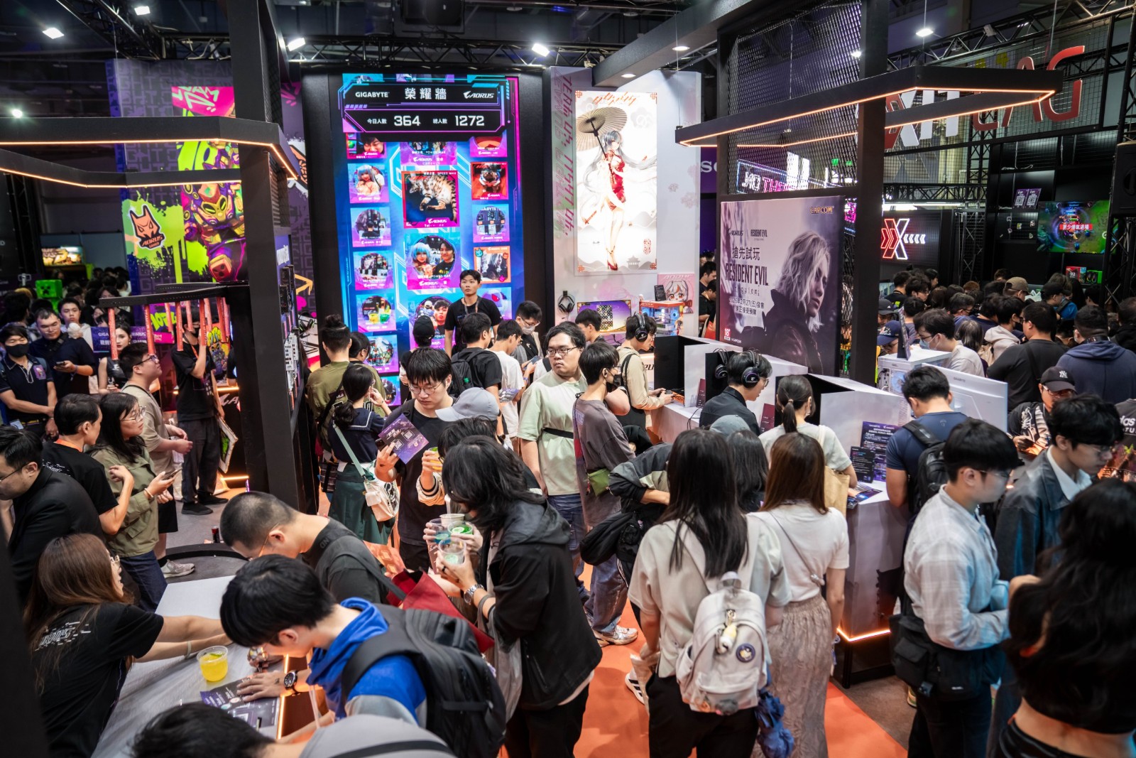 技嘉AORUS 以科技感視覺打造沉浸式電競場景，開展期間全時段湧入大量人潮，人氣火爆程度居全場之冠。（技嘉科技提供）