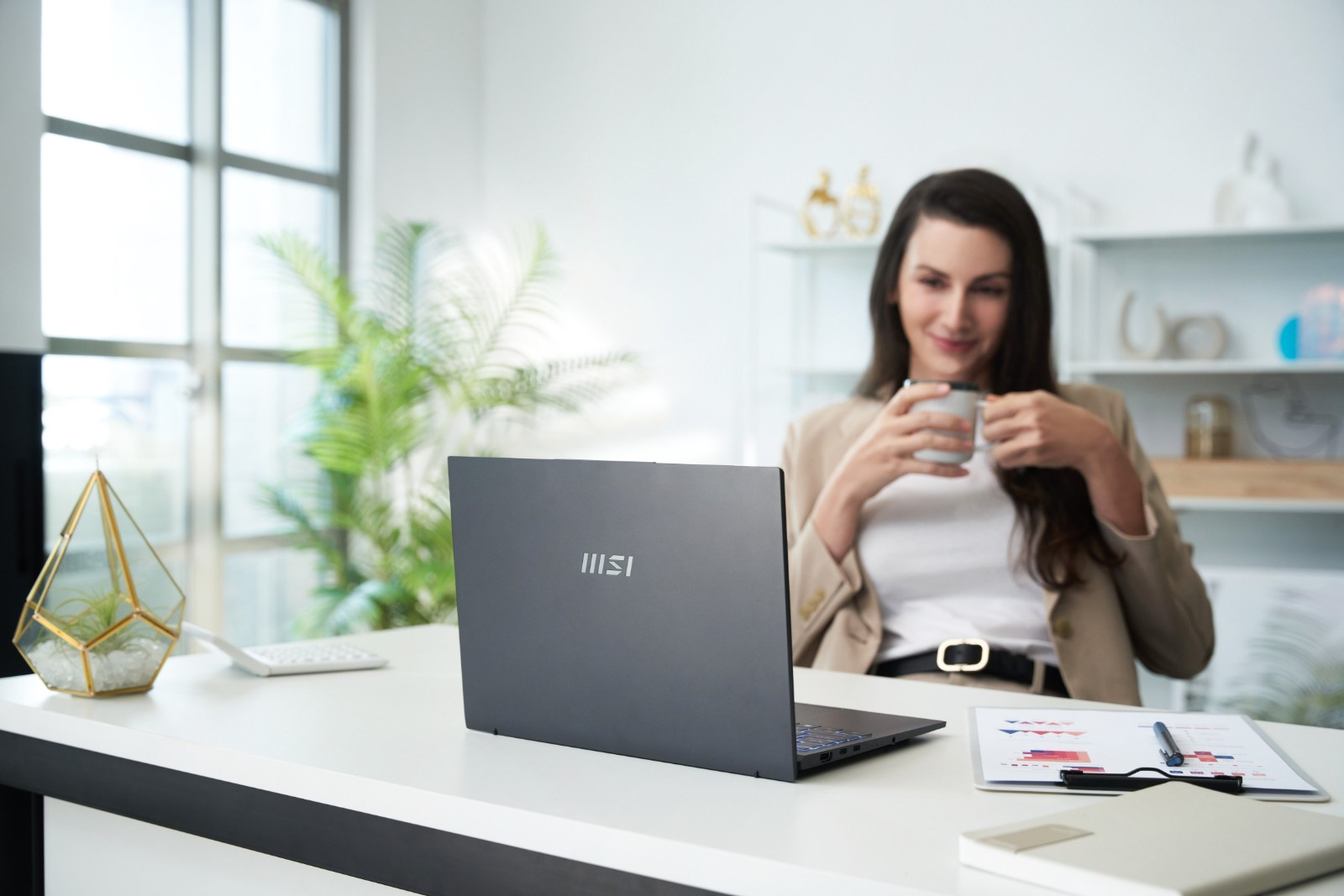 05_Prestige 13 AI Evo商務筆電具備美型纖薄機身設計、高可攜性及卓越效能表現