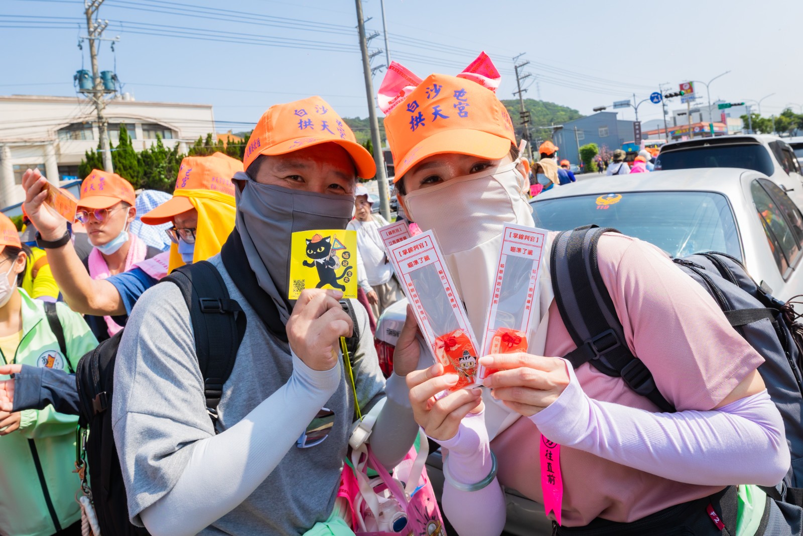 圖3-2-小緣準備多款限定結緣品，與香燈腳熱情互動 創造徒步進香中的療癒時刻