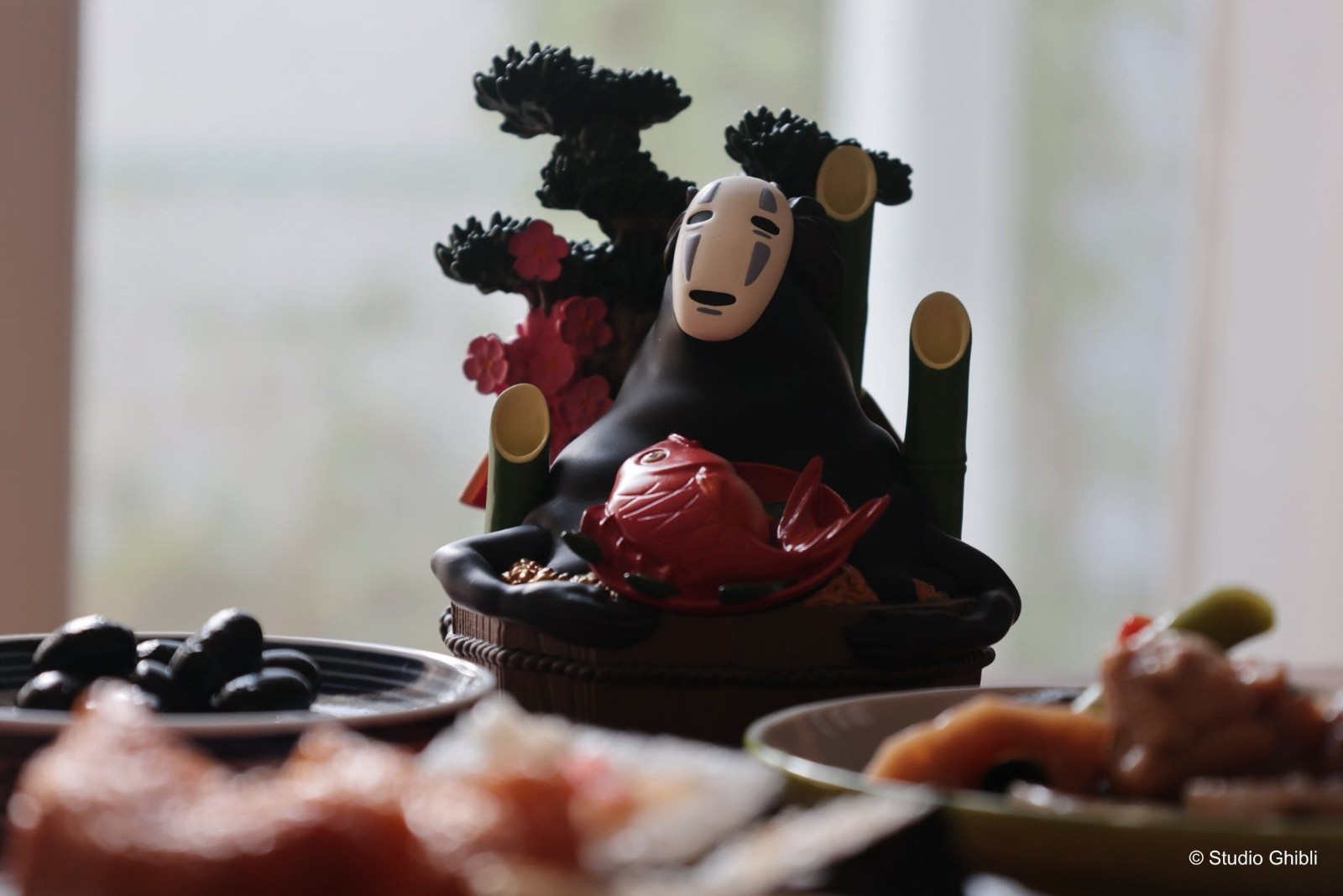 5.【神隱少女 無臉男松竹梅 吉祥擺飾】集合松竹梅、鯛魚、金子和扇子等多重吉祥寓意，絕對是新年最吸睛的開運擺設。