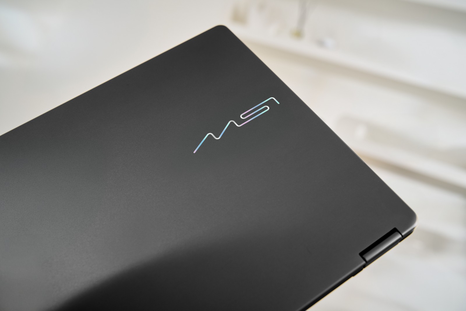 02_全新 Prestige 系列採用更纖薄機身、圓潤曲線設計，由內而外展現極致質感