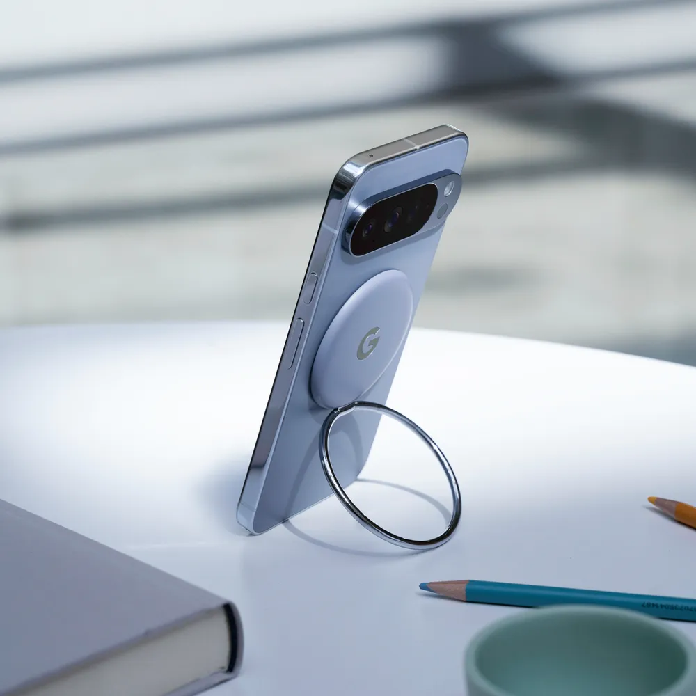 Pixelsnap_Ring_Stand_Lifestyle.width-1000.format-webp