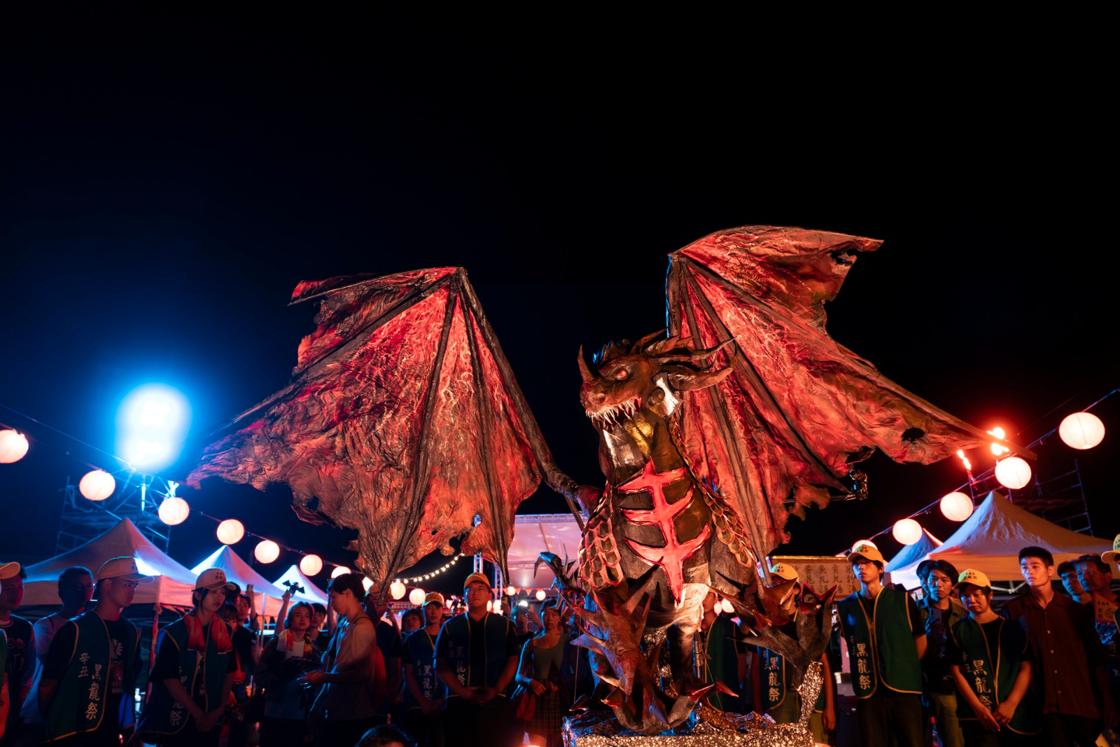 陳志良藝師首次跨界與流行遊戲文化合作，製作高達2公尺、身上布滿逾200片龍鱗的糊紙死亡之翼