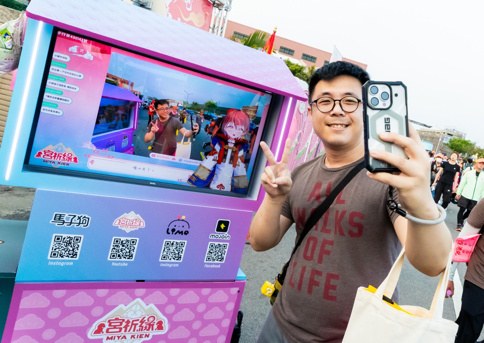 圖3-小緣號於行進途中進行直播，吸引香燈腳駐足