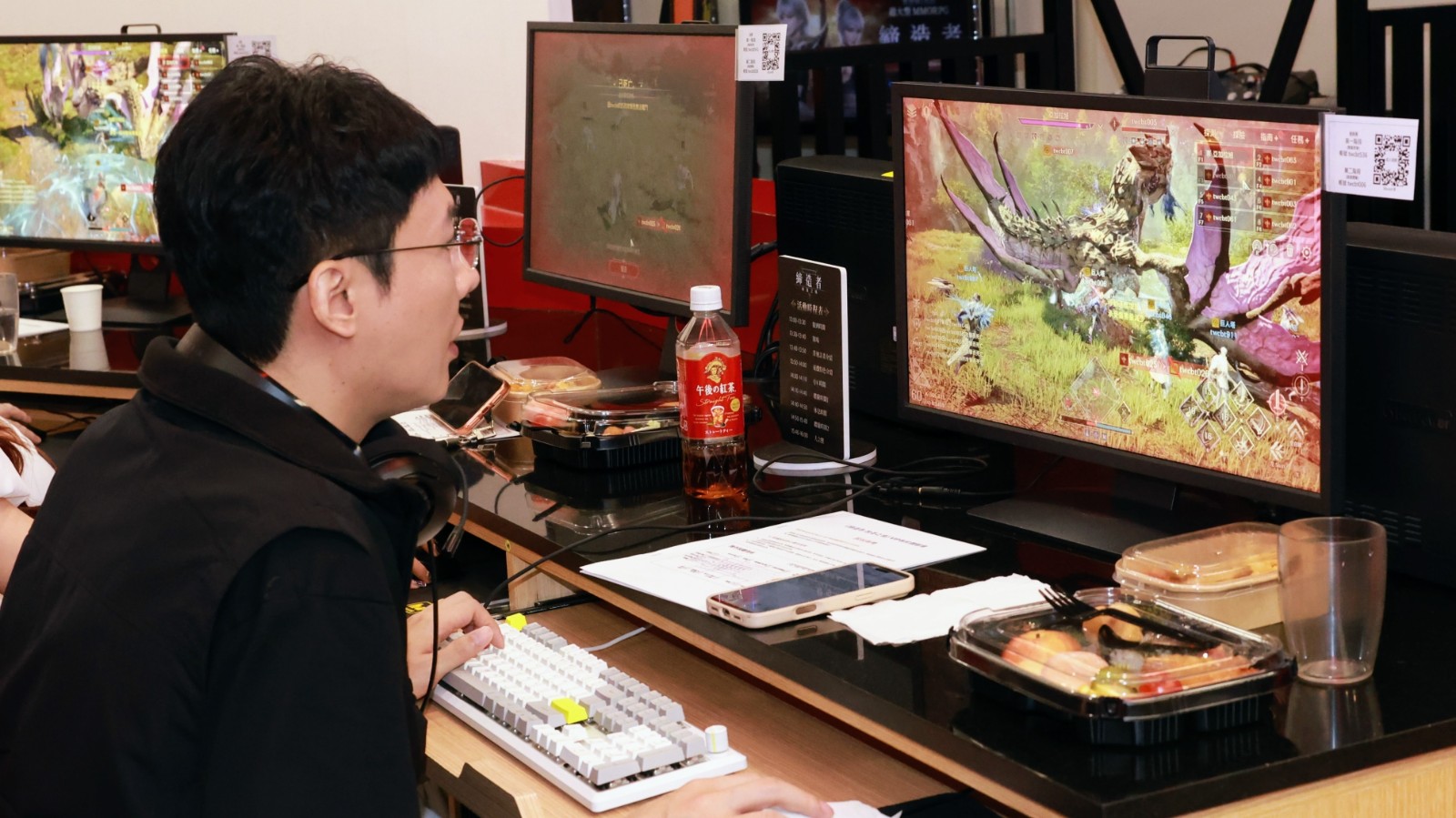 resize_圖片上:棺月實況主玩聚精會神體驗遊戲樂趣。