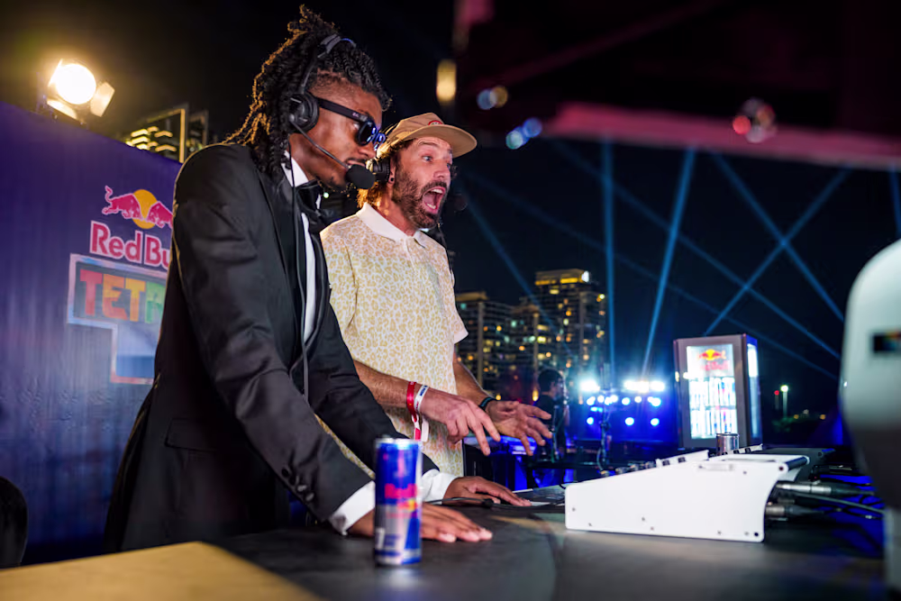 rob-<strong>hahabet</strong>warner-and-sharky--red-bull-tetris-world-final