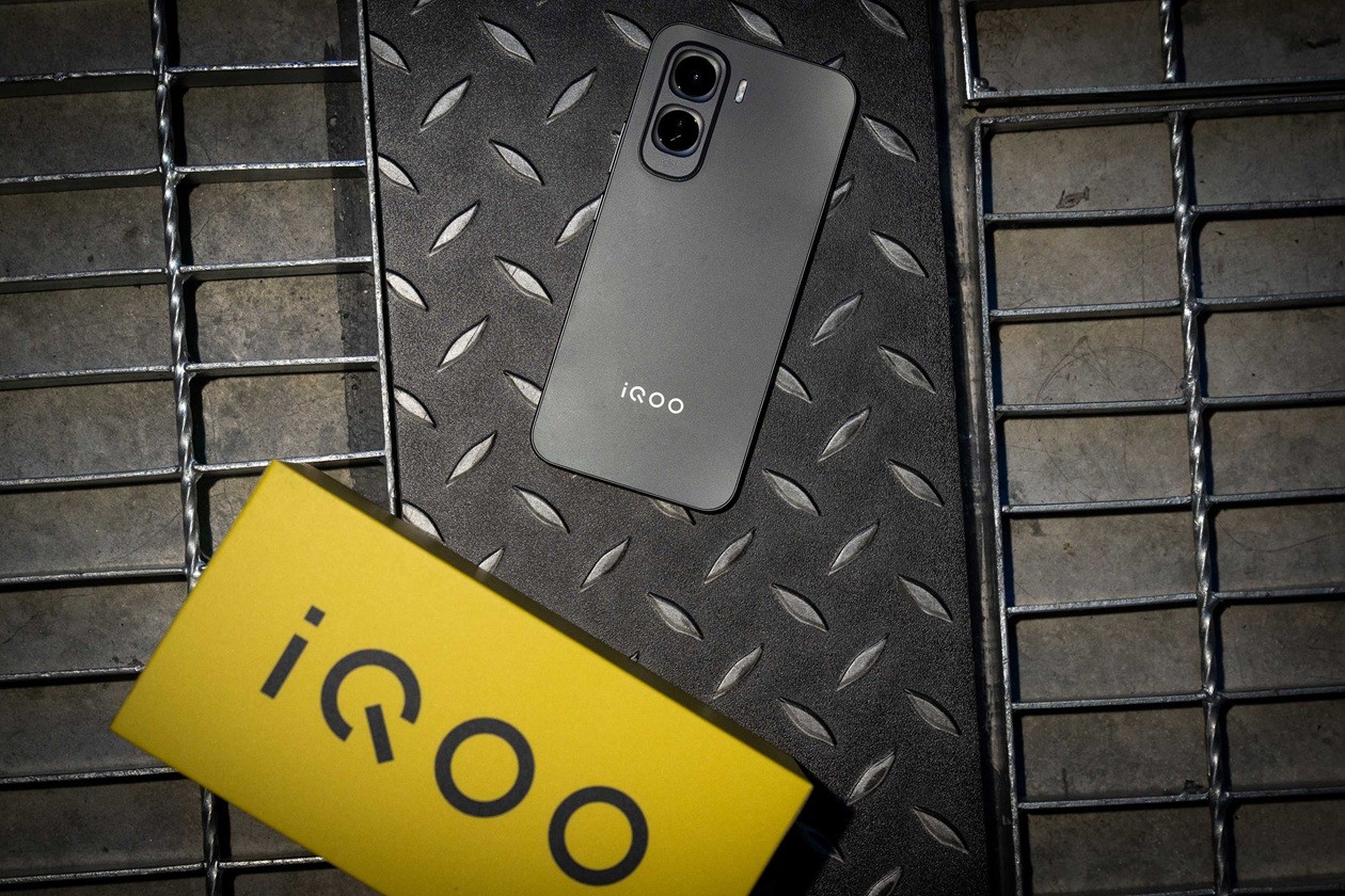 【iQOO新聞照片03】iQOO Z11「宇宙黑」沉穩內斂質感戰線強大氣場,12GB RAM + 256GB ROM建議售價16,999元。