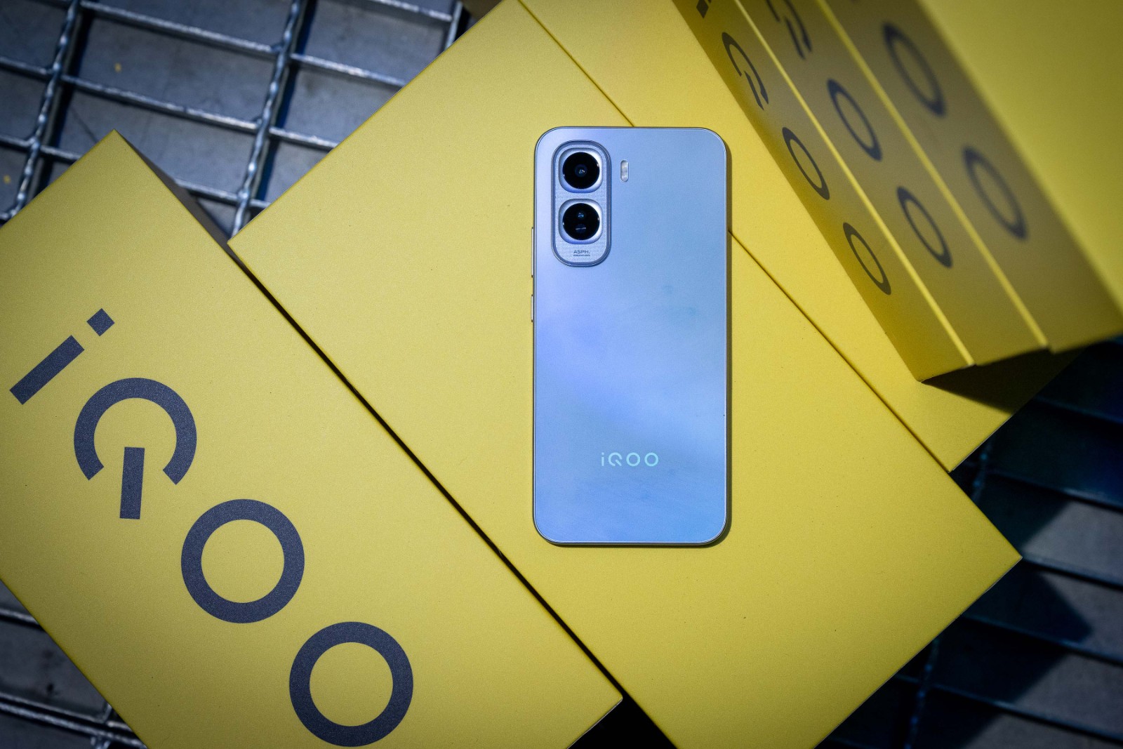 【iQOO新聞照片02】iQOO Z11「冰川藍」演繹極地科技的冷冽未來感,12GB RAM + 256GB ROM建議售價16,999元