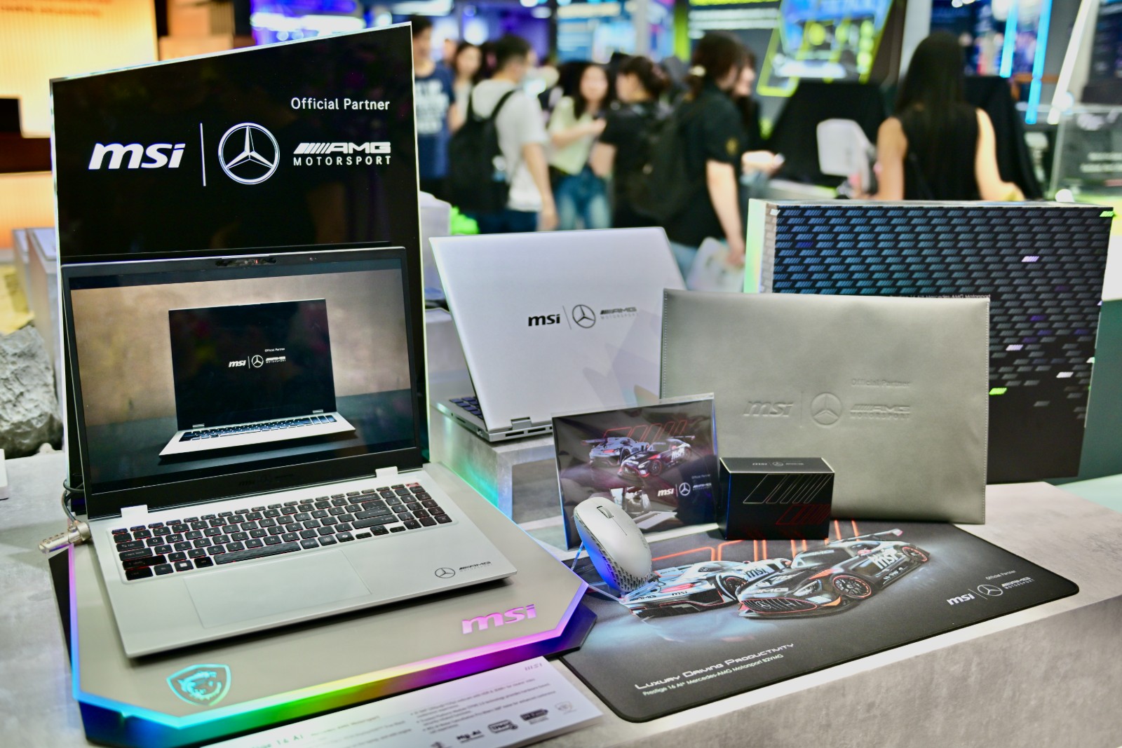 05_Prestige 16 AI+ Mercedes-AMG Motorsport融入專屬聯名標誌與AMG經典圖騰，搭配高質感聯名配件