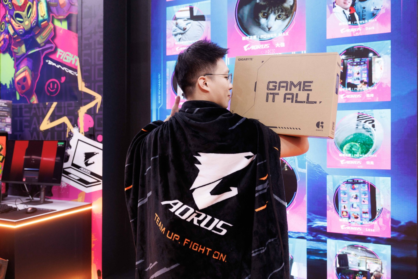 ▲ 幸運玩家成功挑戰 技嘉AORUS 闖關任務後抱回大獎，披上 AORUS 戰袍化身戰鷹勇士，象徵本次活動「有玩、有拿、滿載而歸」的精采體驗。（技嘉科技提供）