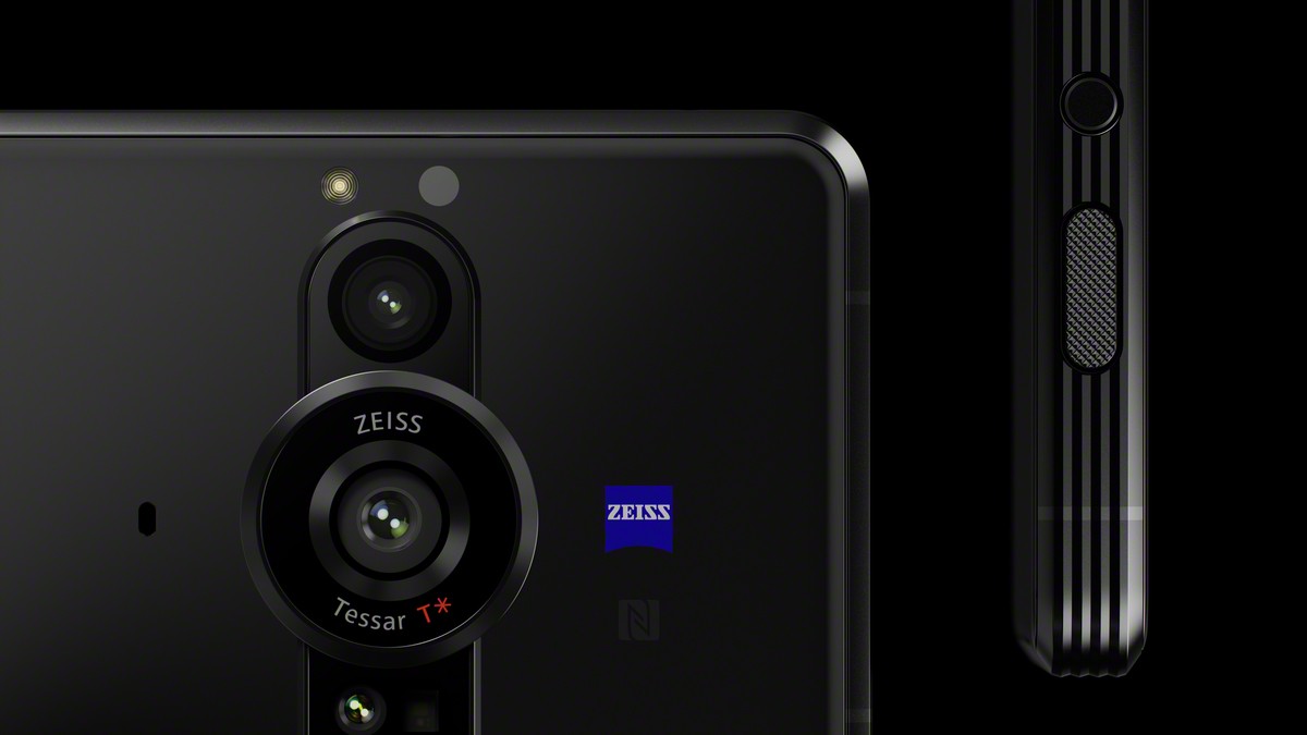 圖說、Xperia PRO-I 擁有ZEISS Tessar 光學鏡頭及實體拍照鍵，提供與Sony的RX100系列相機相仿的攝影體驗