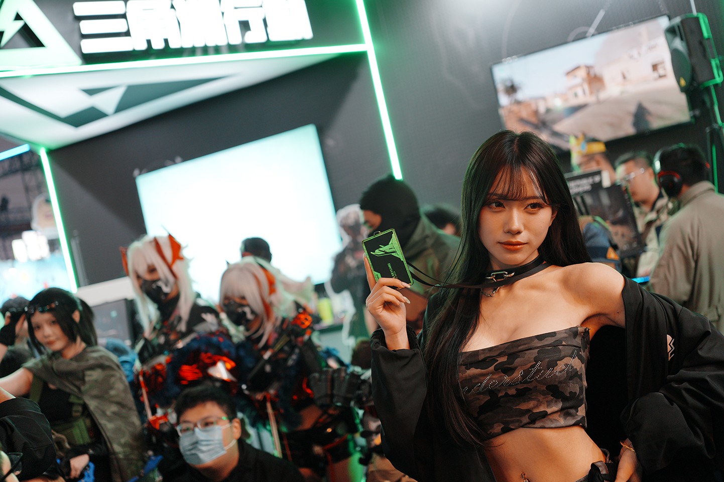 新聞圖片7- 網紅 Dory 展示三角洲限定周邊《總裁室房卡造型識別證套》