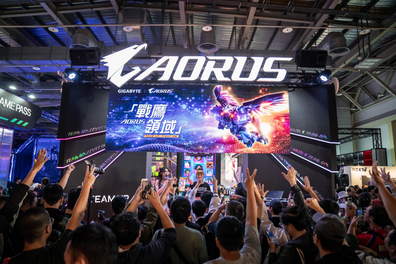 技嘉「AORUS 戰鷹領域」吸引大批玩家與粉絲湧入參與,現場人潮爆滿、氣氛沸騰,成為 WirForce 2025 最具話題的展區之一。(技嘉科技提供)