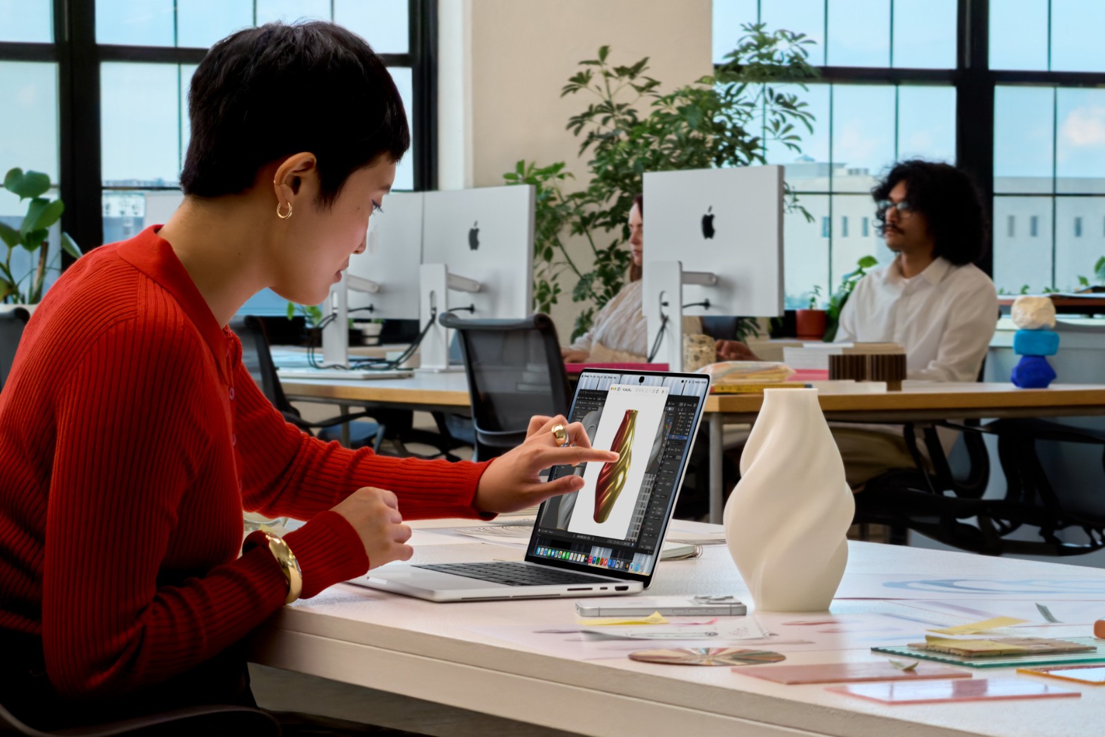 Apple-MacBook-Pro-with-PROLED-XDR-Display-lifestyle-office-261028