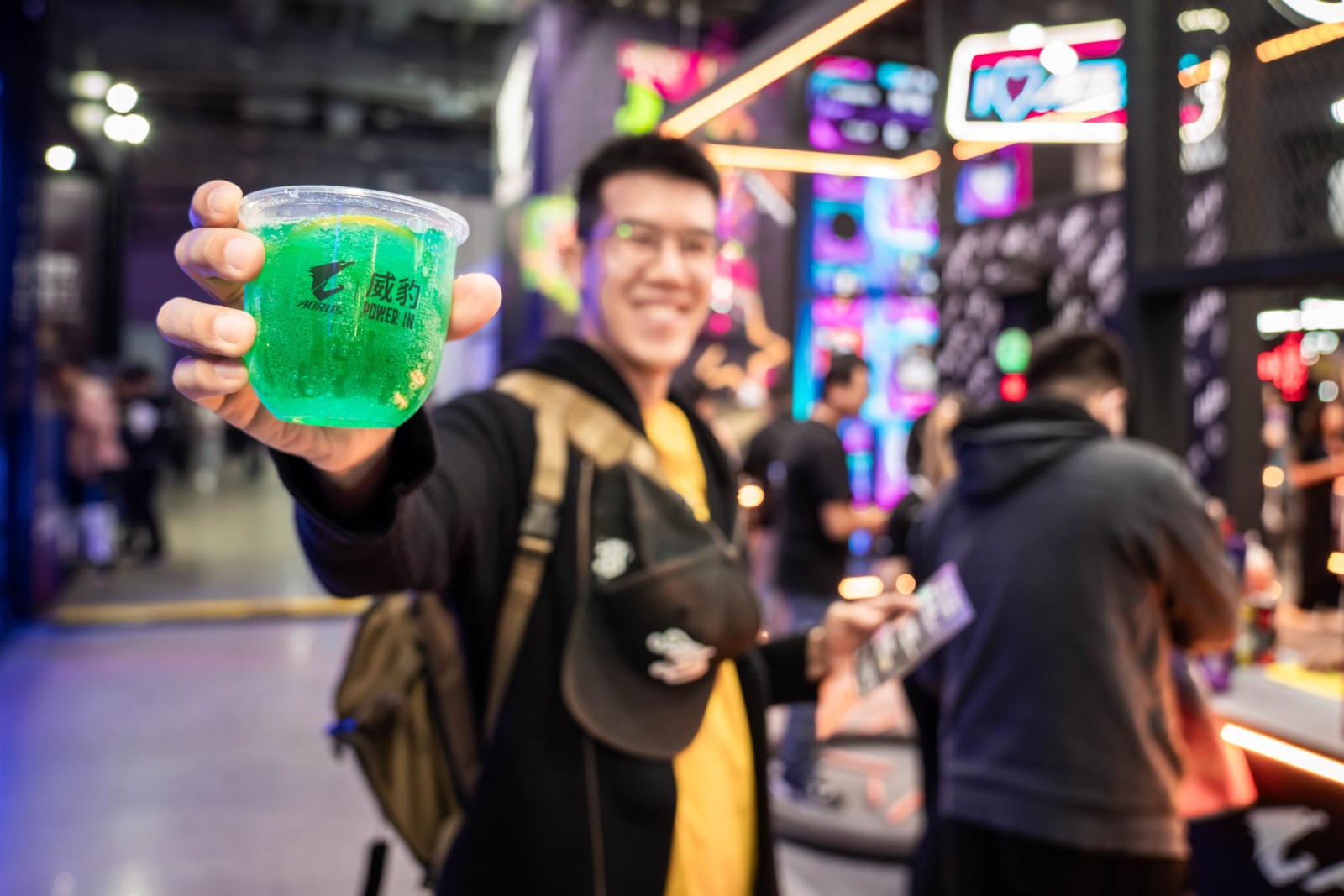 完成 技嘉AORUS 三項試煉任務的玩家可獲得勇士聖水與限量好禮，化身戰鷹勇士滿載而歸，象徵活動「有玩、有喝、有拿」的全方位體驗。（技嘉科技提供）