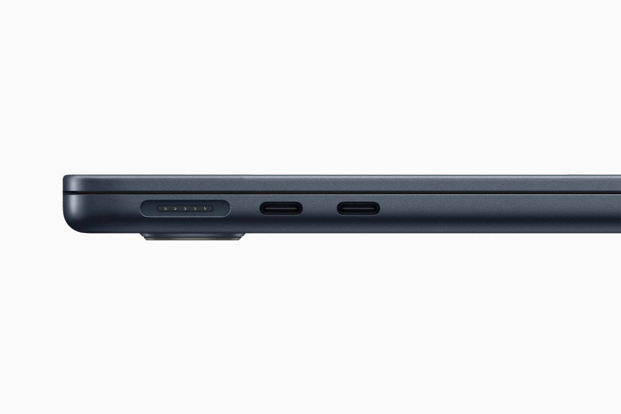 Apple-WWDC22-MacBook-Air-ports-220606