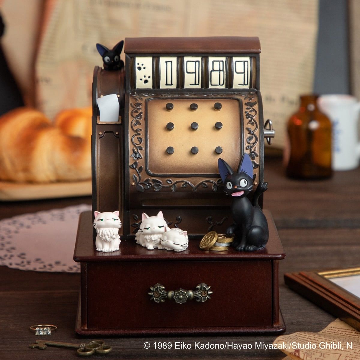 6.3月上市的【魔女宅急便 吉吉當店員 音樂盒】的復古造型精緻典雅，吉吉一家大小陪伴你一起珍藏寶物。