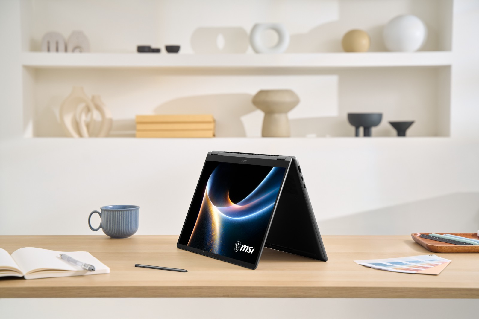 03_Prestige 14 Flip、Prestige 16 Flip不僅具備強勁效能與輕薄設計，同時擁有 2-in-1 翻轉的彈性