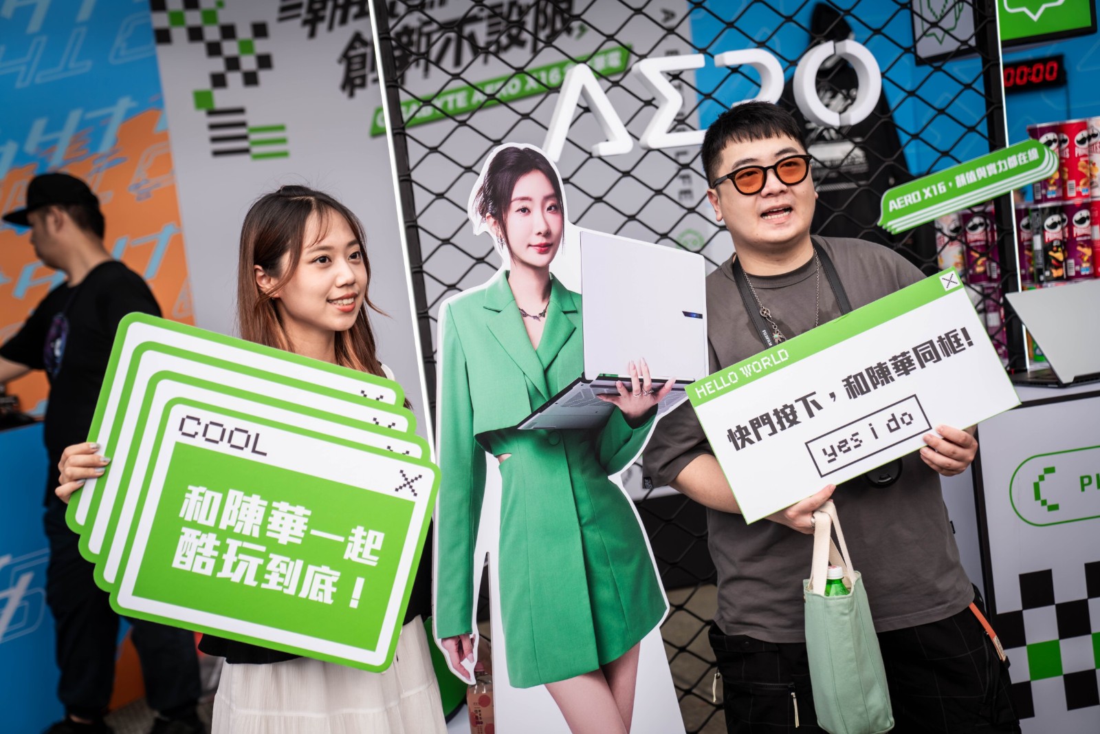 在 AERO X16 潮拍站和陳華一起同框 ，瞬間變成全場最潮打卡王！