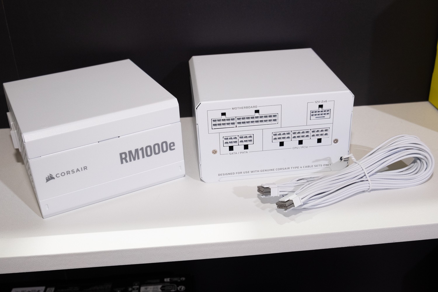 26_電源與線材全部白色處理的 RMe 系列電源供應器，白色控肯定感興趣