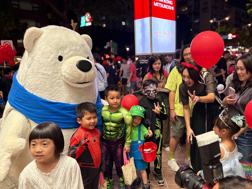 圖09_寒霜大白熊首次登場於天母搞什麼鬼與現場大小領主合影送糖果