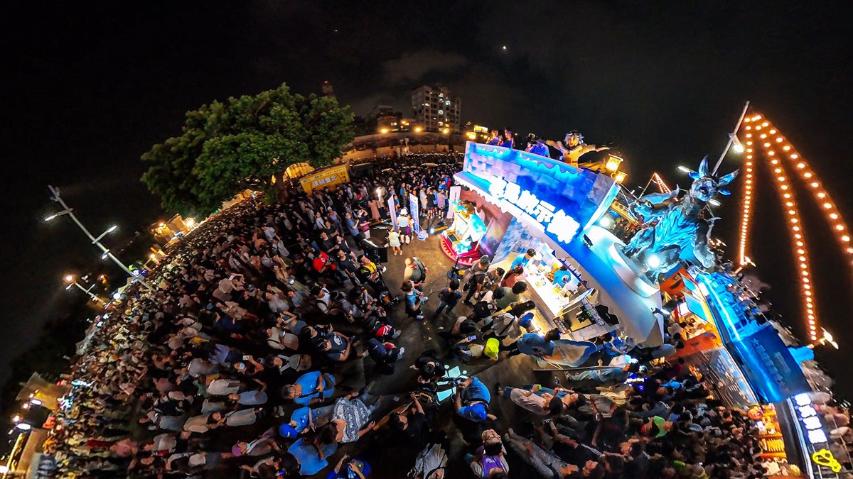 圖01_現場湧入上萬人一起享受今夏最棒的大稻埕寒霜煙火節