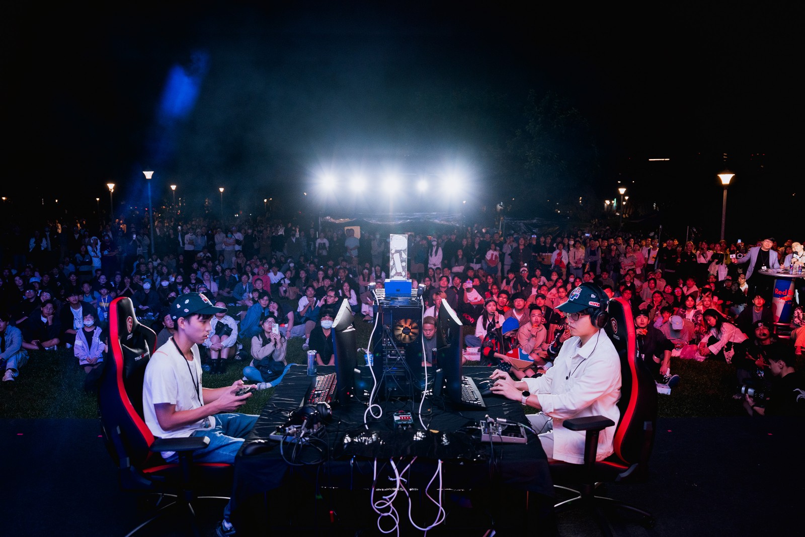 圖3_Red Bull Tetris 決賽舞台坐落台北白晝之夜的心臟地帶,現場吸引大量民眾觀戰,見證以經典再造經典的遊戲魅力。(Red Bull Tetris)