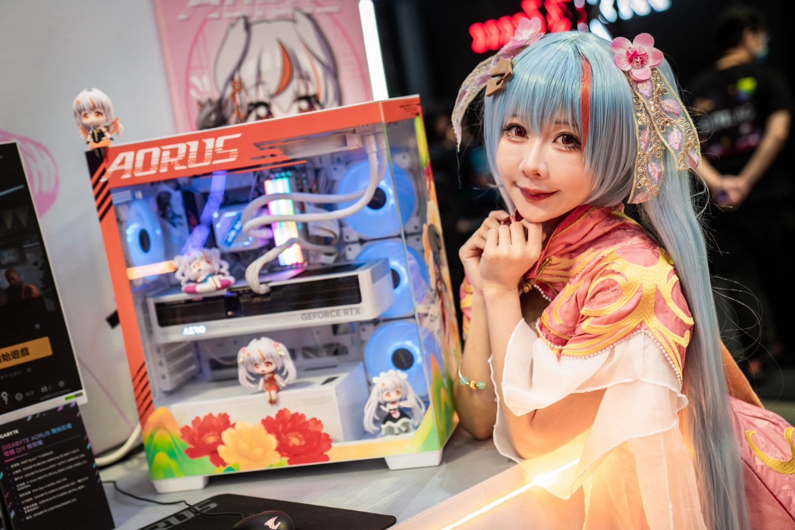 以 GIGABYTE C500 PANORAMIC STEALTH 打造的「雕妹概念機」亮相，以及高人氣 COSER 紫玥桃以《雕妹》造型華麗登場，成為玩家爭相拍照的焦點。（技嘉科技提供）
