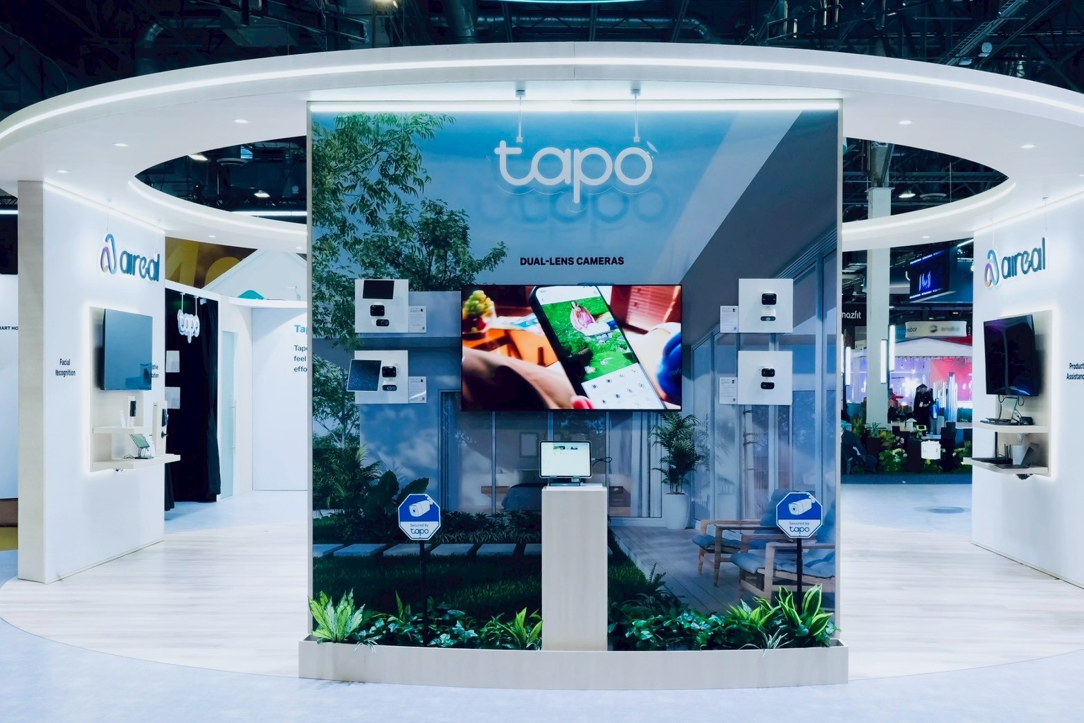 TP-Link 同步亮相三款搭載 Aireal 技術的 Tapo 系列新品，包括太陽能雙鏡頭攝影機 Tapo C645D KIT、AI 太陽能攝影機 Tapo C465，以及智慧泛光攝影機 Tapo C710。